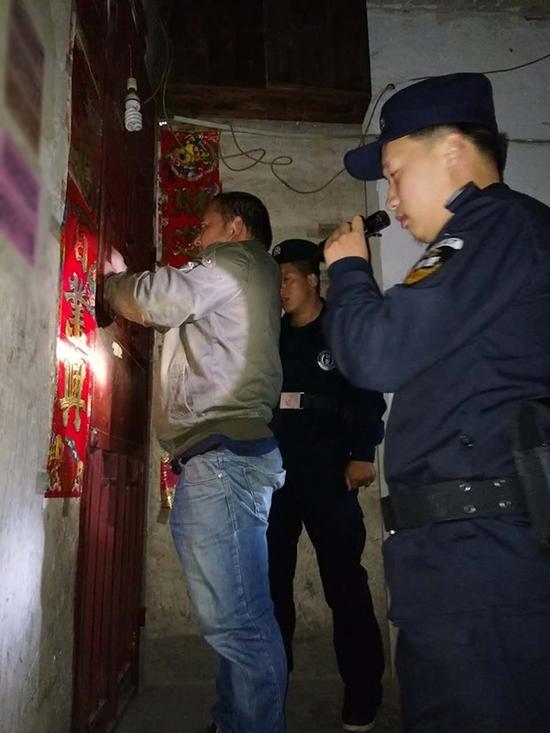 安龙开锁粗心妈妈误将幼女锁家中 民警全城寻开锁师傅开门