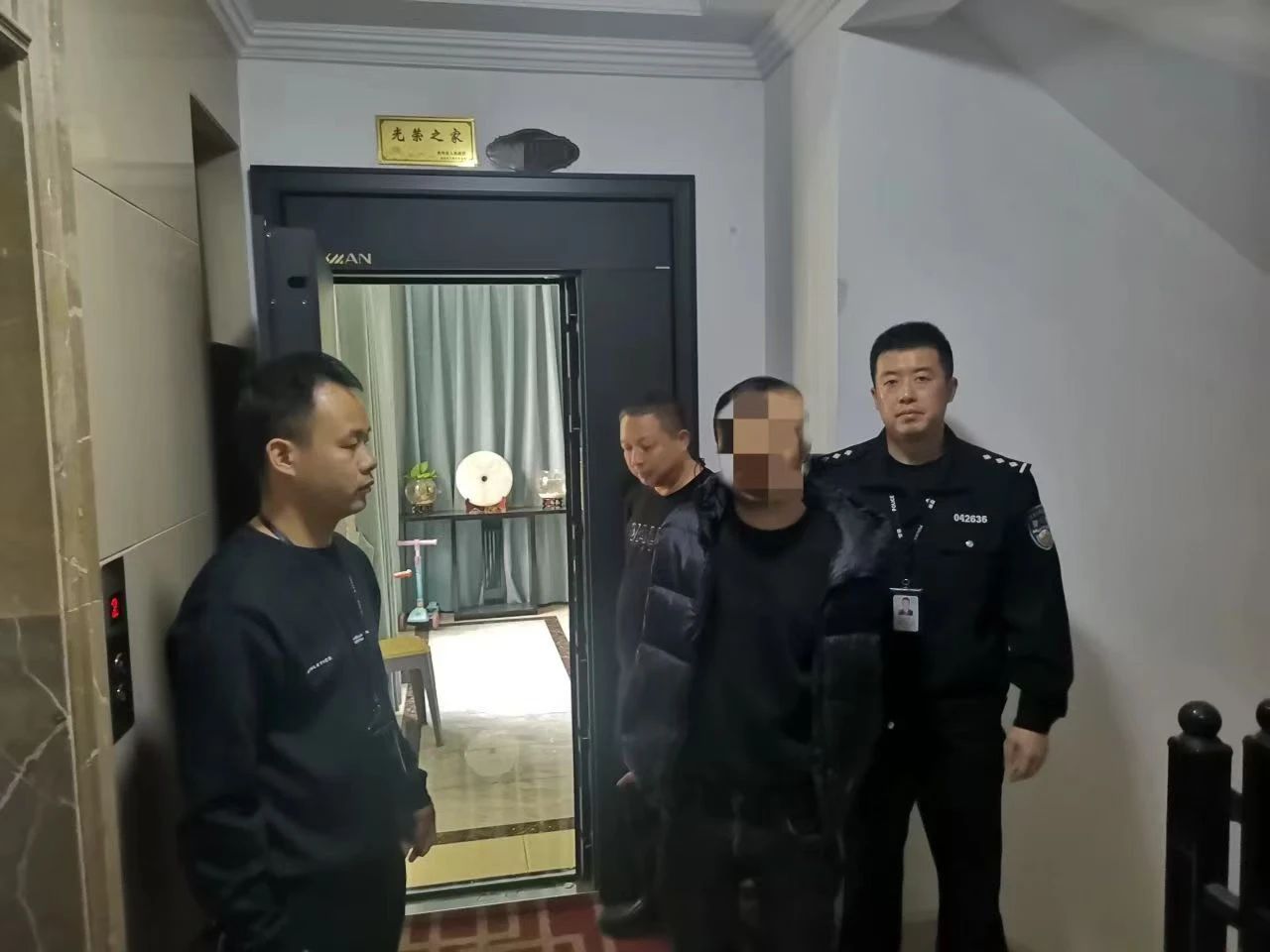 安龙开锁全副伪装仍被识别！双龙公安成功抓获一名撬锁盗窃嫌疑人